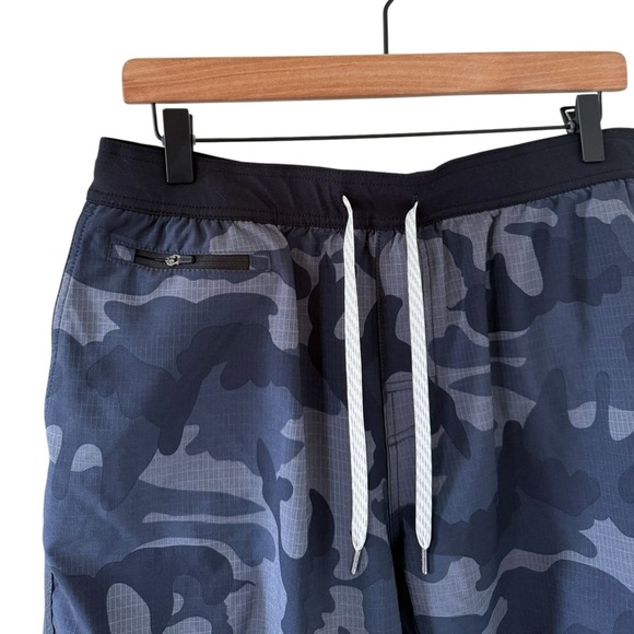 Vuori Mens Stockton Layered Compression Performance Shorts in Blue Grey Camo - Picture 4 of 7